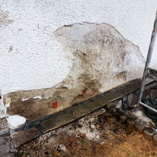 Ein weiterer Feuchteschaden im Mauerwerk und Boden